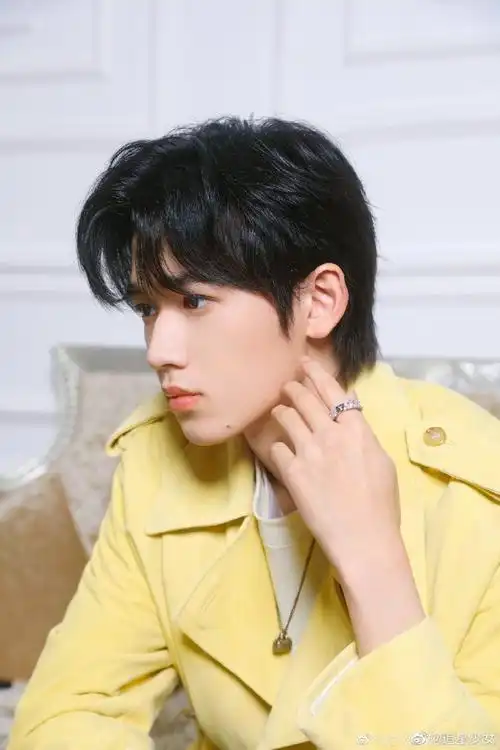 宋亚轩晒快乐春日五连拍##宋亚轩快乐春日五宫格