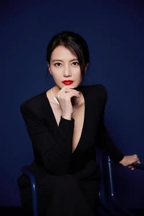 43岁高圆圆高调参加活动!涂大红唇穿深v妩媚到骨子里,身材真辣