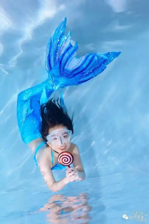 铛铛在水下的姿势和表情也十分自然 颇有专业美人鱼的气质