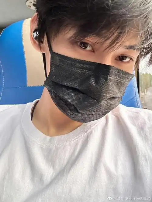 张真源晒戴口罩怼脸自拍……|张真源|时代少年团_新浪新闻