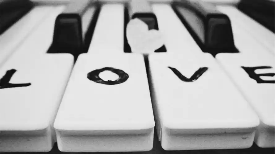 精选黑白钢琴琴键特写love素材图片桌面壁纸下载