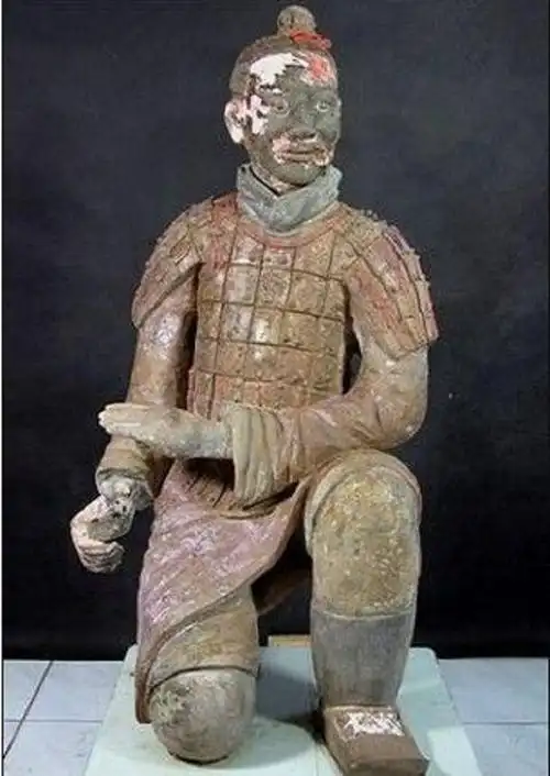 兵马俑是否用真人烧制一尊兵俑裂开后千古谜题终于真相大白