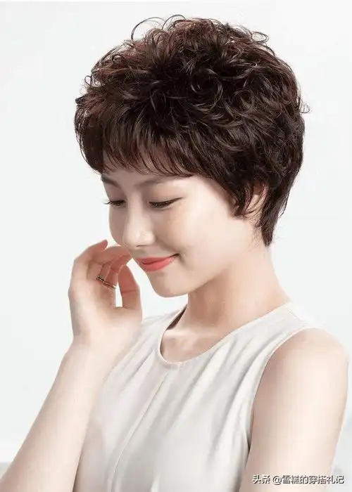 45岁的女人,过年就换这3种短烫发,减龄显气质,照着烫准美_发型_显得