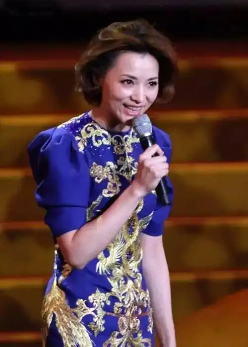 被董卿的新造型惊艳到了!穿旗袍雍容大气,尽显东方古典美!