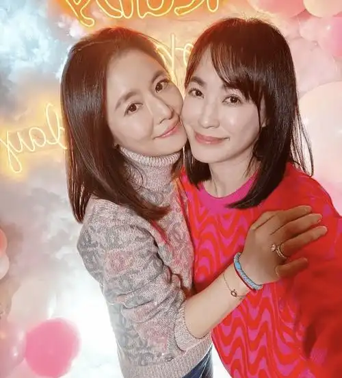 林心如晒47岁庆生照,霍建华紧搂妻子深情献唱,夫妻俩素颜出镜好真实