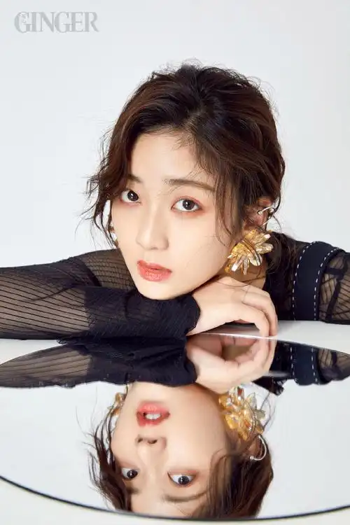 > 戚砚笛时尚百变写真图片(6/9)