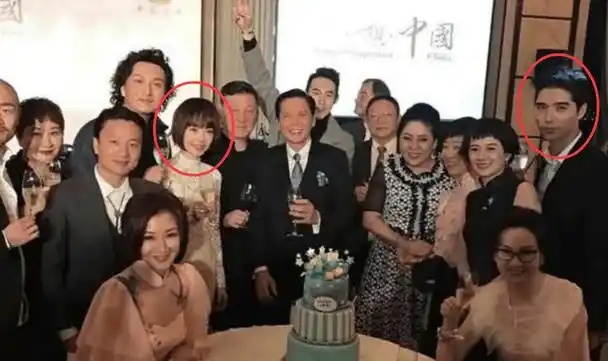 曝陈鲁豫与小19岁阿云嘎同居,两人亲密合影曝光,女方否认出轨_朱雷