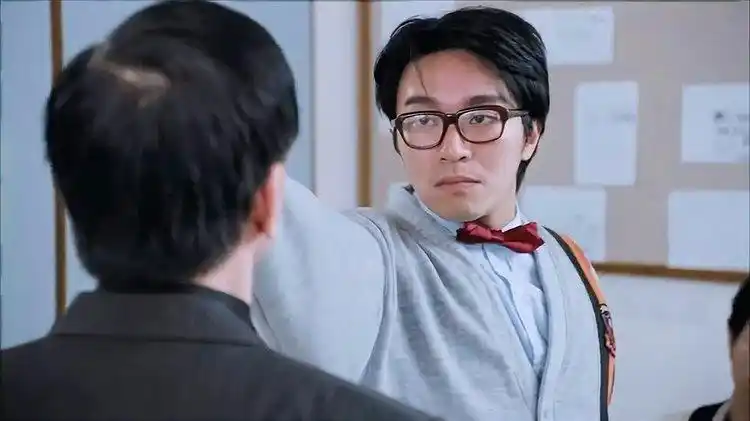 逃学威龙:星爷到学校做卧底,完美诠释学生打老师的后果,太搞笑