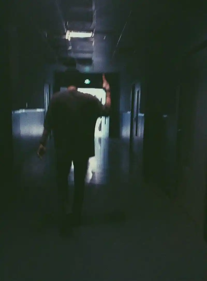 小草晒太阳啦~只一个背影就足以让人心动想和