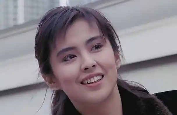 王祖贤小学照片有多丑?朝天鼻小眼睛像胖妞,到15岁就美若天仙了