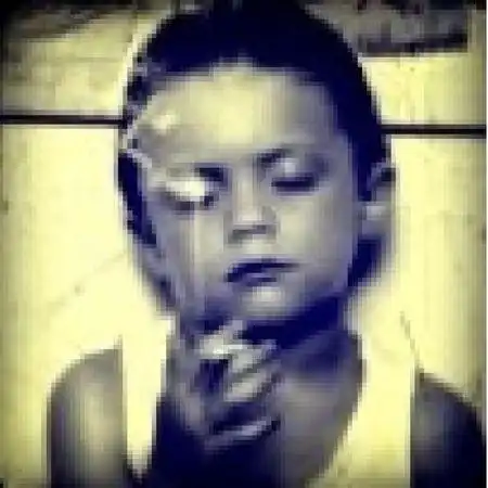 求:一张黑白抽烟照 约十岁左右外国小男孩 背心 头发往后梳 一种成年