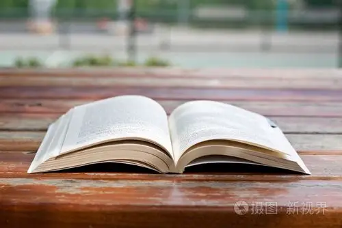在公园里看桌子上的一本书照片-正版商用图片0cxp83-摄图新视界