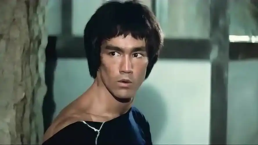 龙争虎斗李小龙夜探地下室被巡逻守卫发现直接用拳头打出去