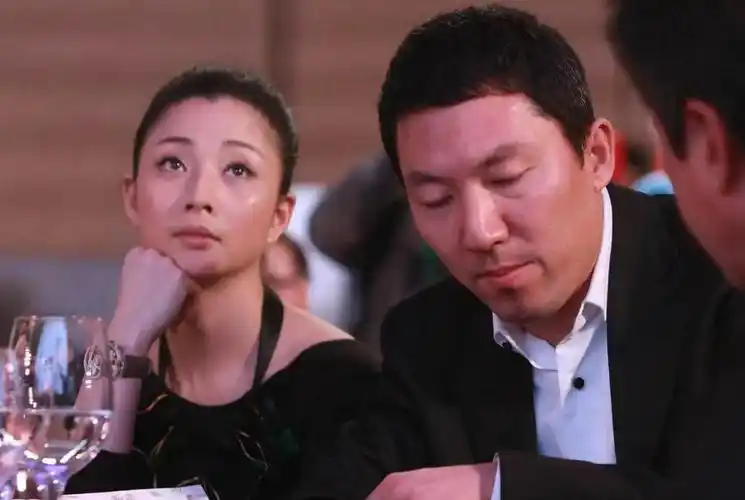 回顾李小冉:被前任折磨多年,为鄢颇流产2次,被男闺蜜砸5亿娶回家