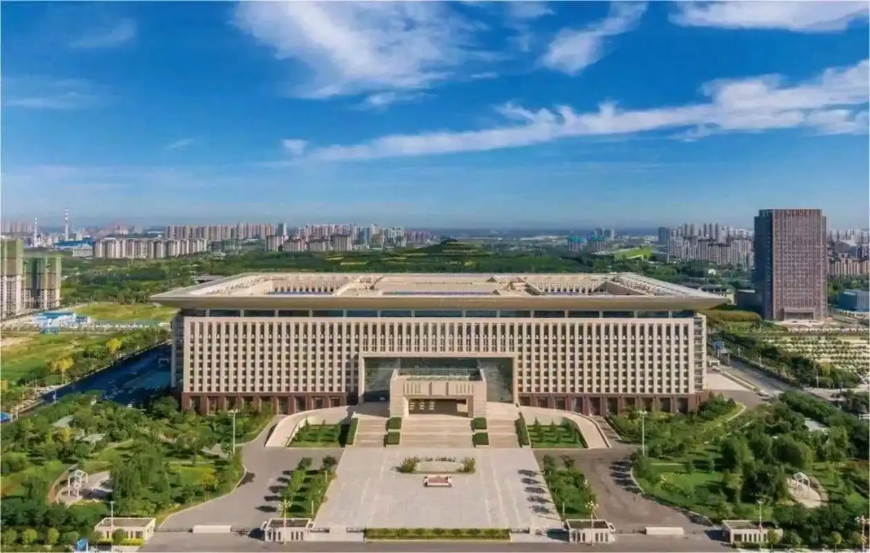 中国最大的县政府办公楼位于全宇宙最大的县委大院中,建筑面积达到了