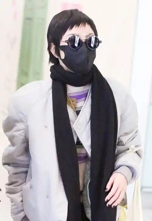 原创郭采洁私下穿得真低调但气质一般人比不上帆布袋背出了大牌风