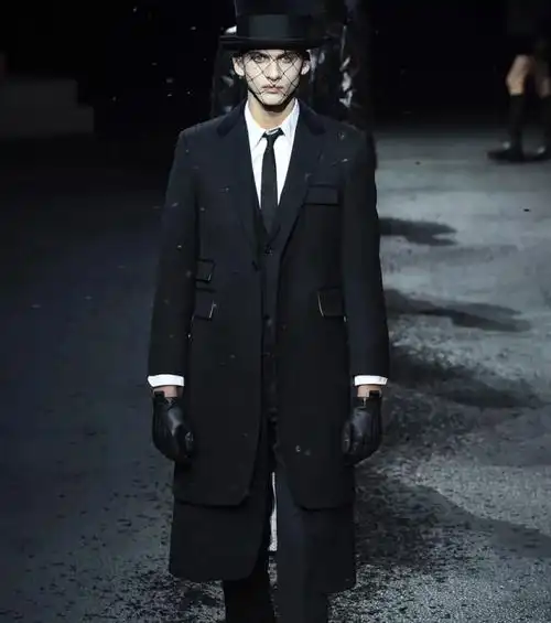 大家应该也发现了,他们的品牌主要就是做男士正装(这几年也开始做女装