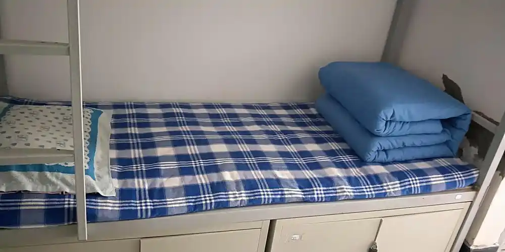 整齐的豆腐块儿被子,平展的床铺