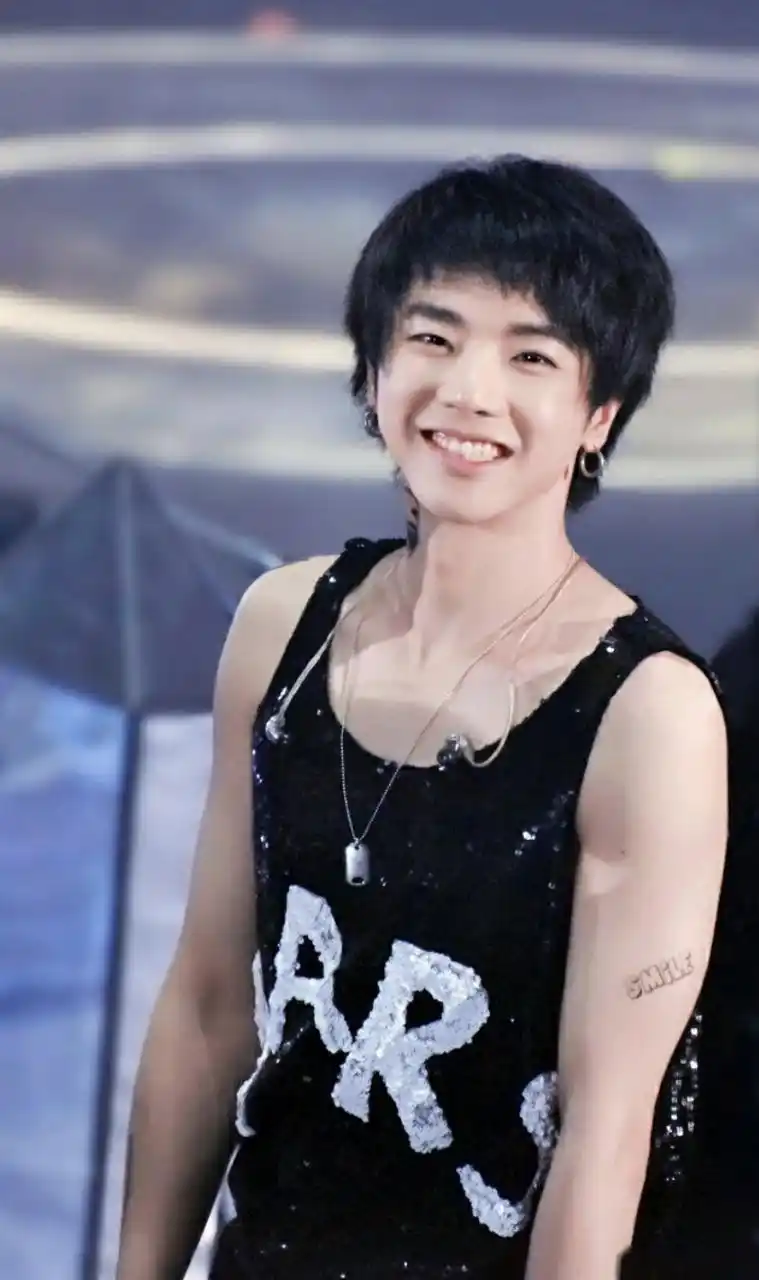 特别是当花花登上舞台时,享受舞台的感觉,可太圈粉了.