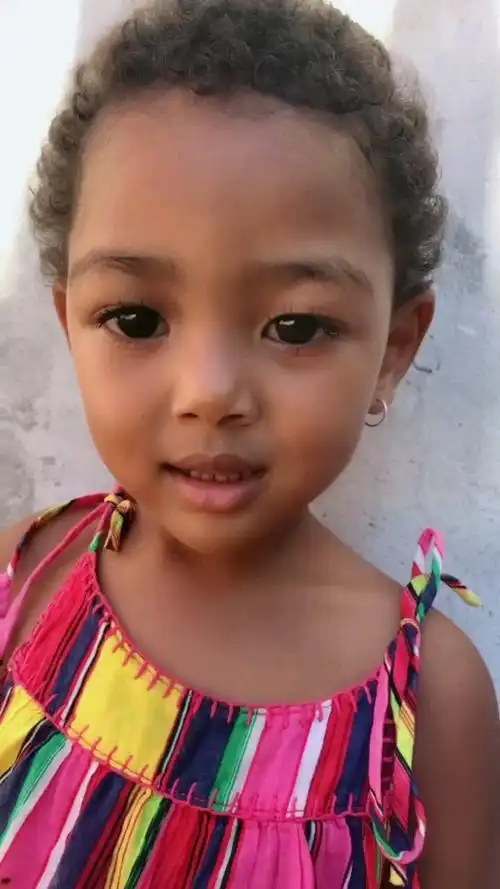 长的眉清目秀非常漂亮的混血小女孩,问她有点害羞,但中国话说的还不错