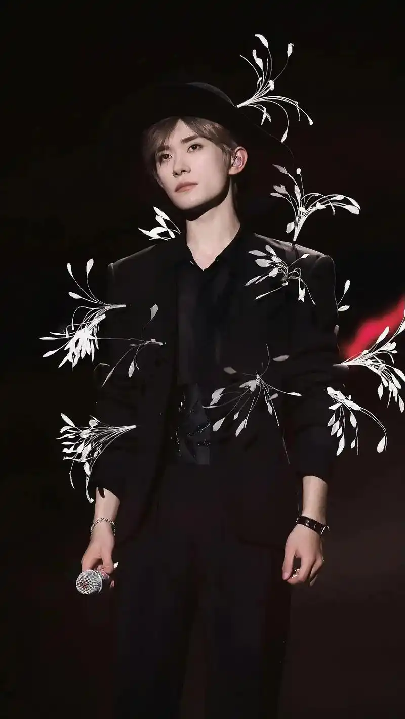 不顺!#tfboys十周年 #易烊千玺大花轿舞台好绝 - 抖音