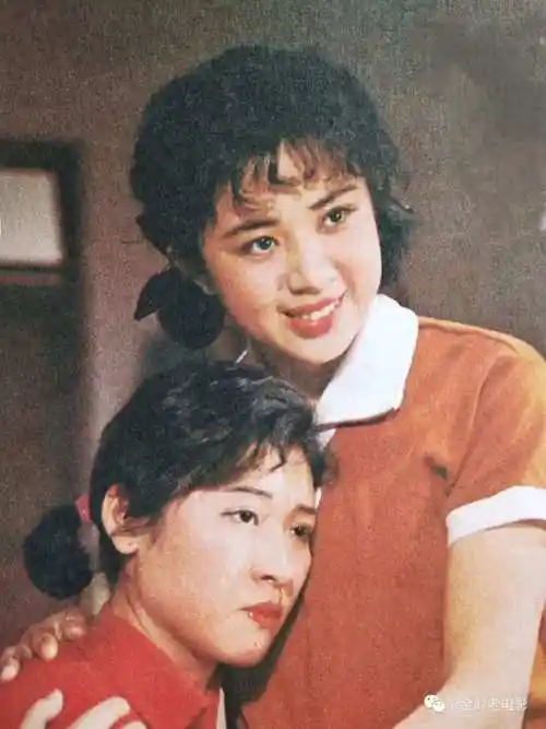 内容简介:影片描写清朝末年江南等地茶馆的牛老栓,用蘸着革命党人鲜血