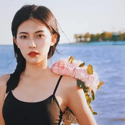 女生头像港风头像赞评论更多