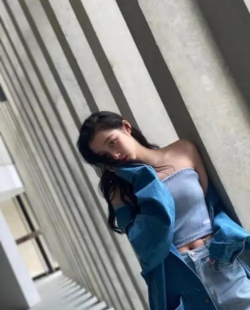 关晓彤这身材挺有"女团样",穿露脐装秀马甲线,挺撩人的