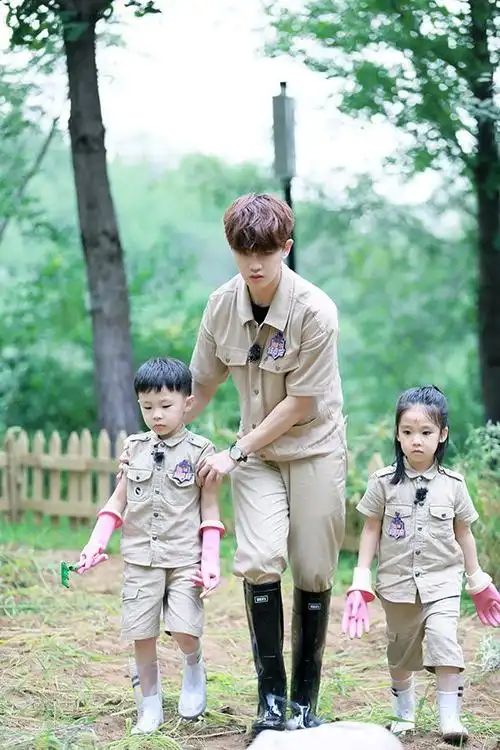 任嘉伦首当班主任 暖心带娃安全感满分