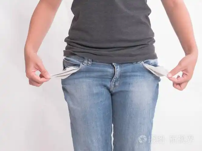 妇女显示, 没有钱, 打开她的口袋在白色背景