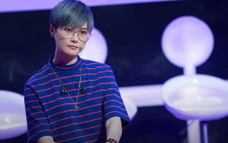 05年因总冠军出道,爆火后却备受争议,如今38岁的她又身患重病_李宇春