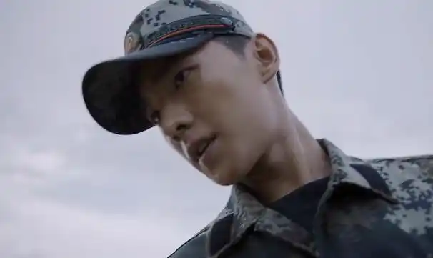 才播3集斩获2个收视冠军,17亿播放量,网友:军旅戏就该这么拍