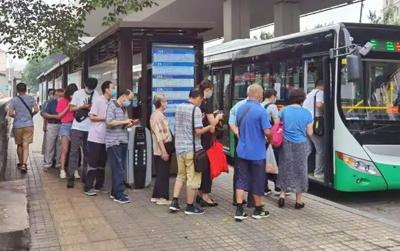 青岛:市民排队乘车一小步,体现城市文明一大步!