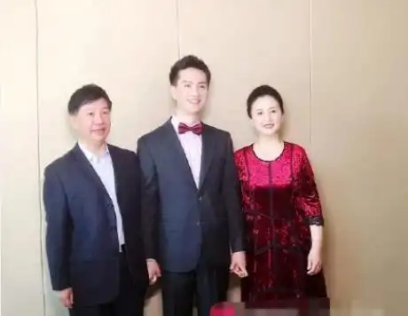 李瑞的父母也算是首次曝光在大众面前,可以看到李瑞的爸爸颜值很高,而