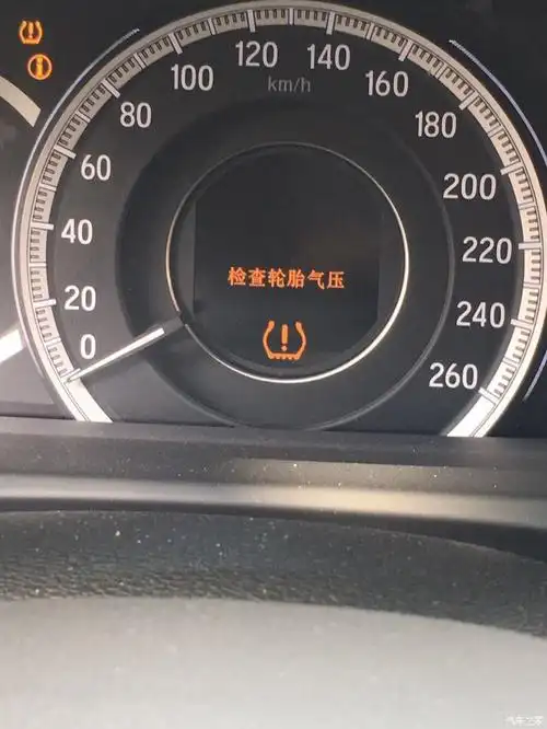这个仪表盘这个胎压什么情况.