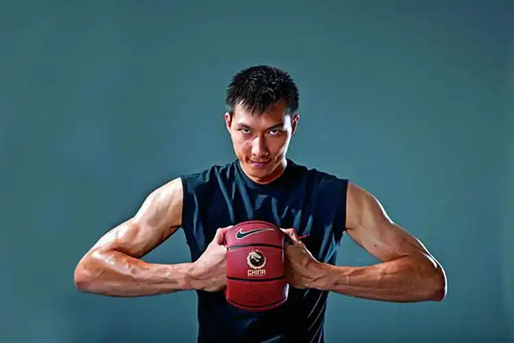 cba半裸肌肉男:阿联线条完美 李根不逊外援_手机网易网