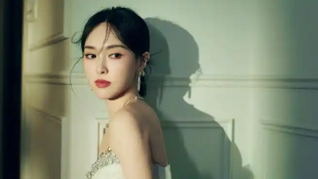 唐嫣今日#电视剧品质盛典红毯#,一袭alexis mabille 白色高定礼服