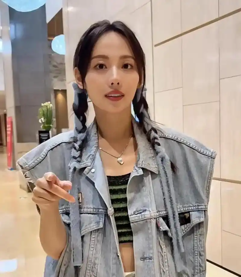 张嘉倪>鼻孔这么小,我严重怀疑,不会影响她日常呼吸吗?