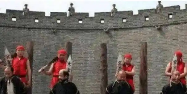 古代犯人被斩首时,为何那么听话,自觉跪下?