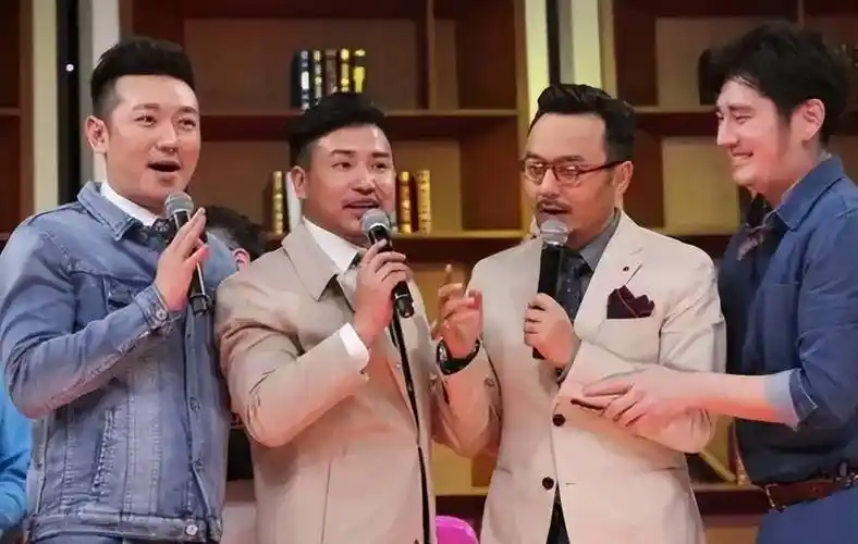 原创汪涵天天向上前搭档田源现状直播被网友吐槽戴墨镜装看不见