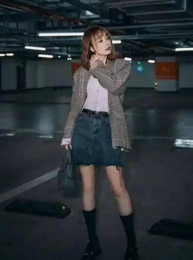 38岁吴昕又洋气了,晒"车库大片"又美又飒,筷子腿不输小姑娘_方面_照片