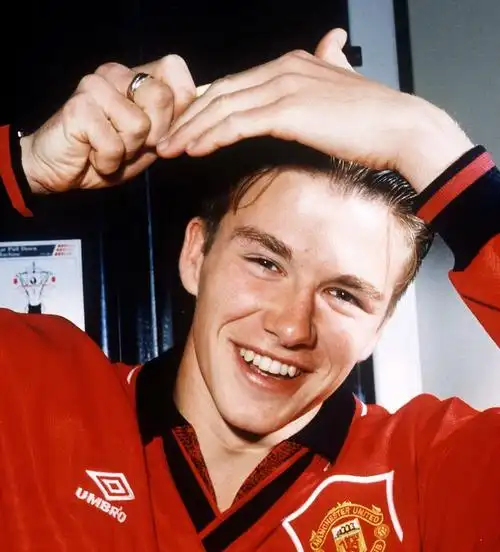 21岁的贝克汉姆,笑容青涩,阳光帅气,青春若有张不老的脸