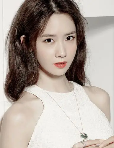 1990年5月30日出生于韩国首尔永登浦区,韩国女歌手,演员,主持人,女子