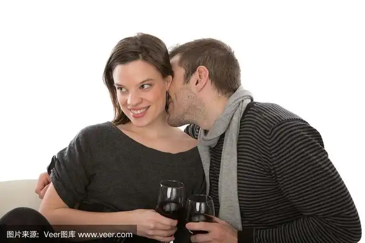 一个男人亲吻他女朋友的脖子