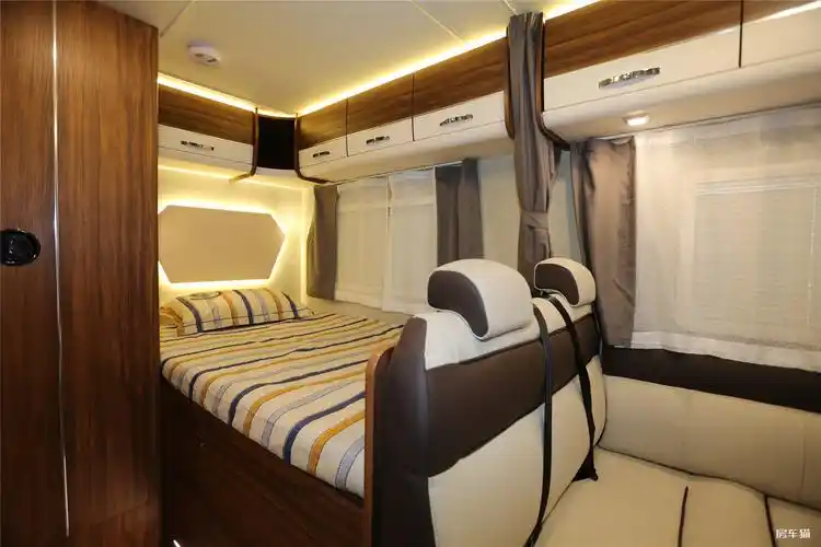 宇通c533旗舰版无拓大顶房车内部图片