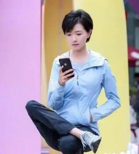 万茜晒亚洲蹲照片网友也尝试了一下表示做不到啊