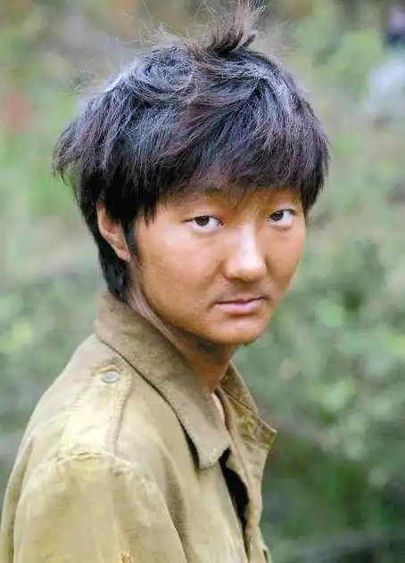 王大治当年因与董洁"拥吻"被破退圈,如今近况落魄,独居屋寒酸