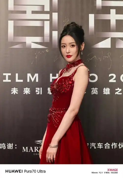 女明星穿礼服,像婚纱的甚至像伴娘服的都见过,但第一次见这么像敬酒服