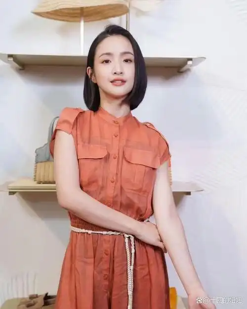 被传婚变的林依晨亮相时尚活动,灯笼裤连体裤搭配花布鞋看上去年龄感