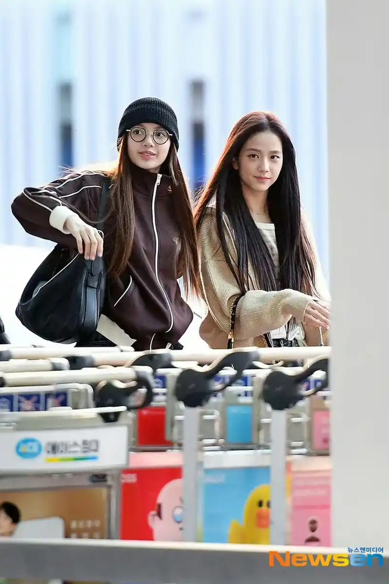 lisa和金智秀机场街拍